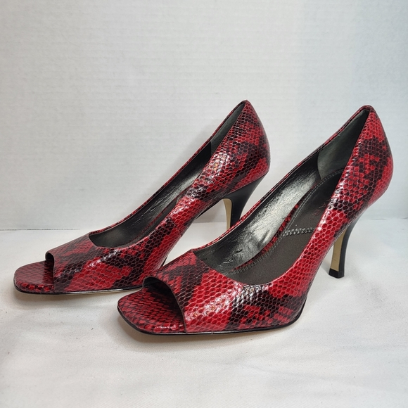 Tahari riddle snake print peep toe red and black pumps in size 6.5 - Picture 6 of 15